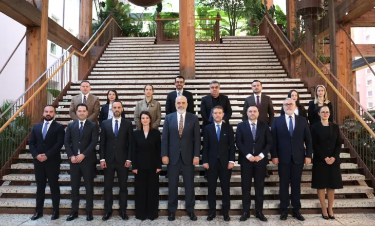Ndryshoi gjysmën e kabinetit, Rama takim me ministrat pas betimit: Sot në tryezën e qeverisë së re