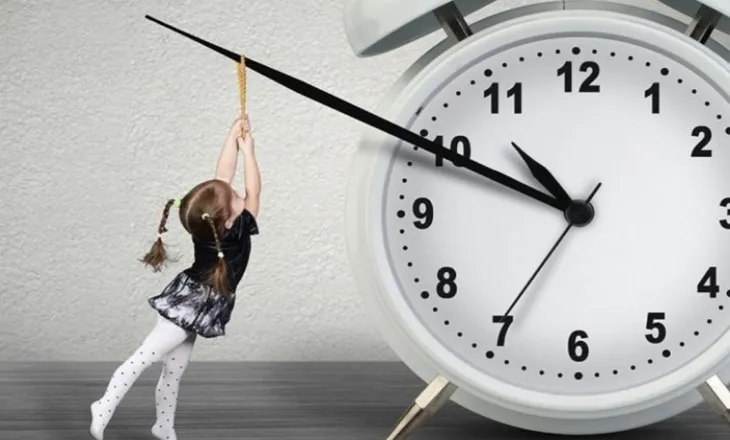 Ndryshoi ora/ Akrepat u kthyen një orë prapa, koha verore na mundëson të shfrytëzojmë më mirë dritën e diellit