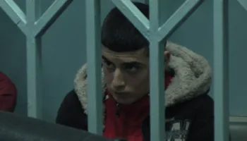 Në 2013 vrau bashkëmoshatarin në shkollë pas konfliktit mes tyre, kush është i riu me të shkuar kriminale që u arrestua pasi qarkullonte me pistoletë