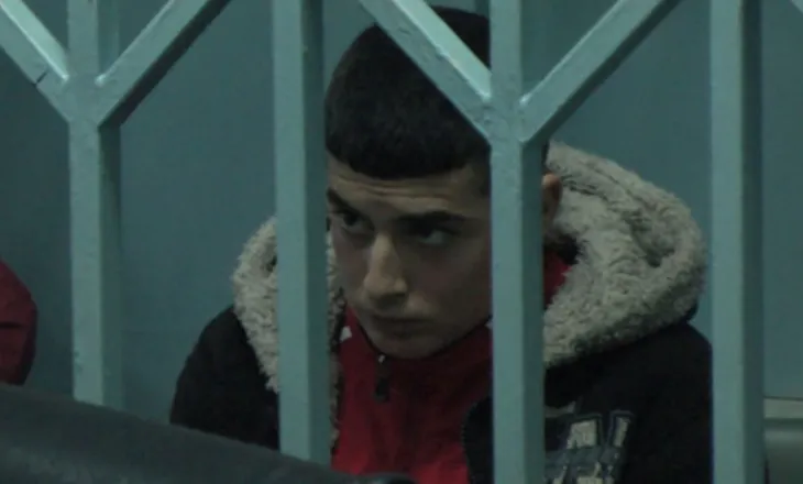 Në 2013 vrau bashkëmoshatarin në shkollë pas konfliktit mes tyre, kush është i riu me të shkuar kriminale që u arrestua pasi qarkullonte me pistoletë