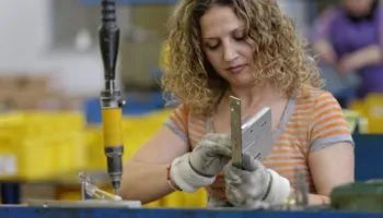 Në Ballkan gratë paguhen më pak se burrat, çfarë tregon raporti i RCC