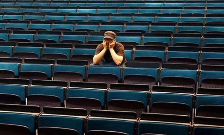 Në ditë të vështira mbetemi vetëm, ikin të gjithë miqtë