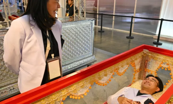 Në Festivalin e Vdekjes, vizitorët shtrihen në arkivole për t’u përballur me frikën e fundit