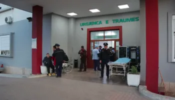 Në gjendje të dehur, 30-vjeçari plagos veten me thikë, përfundon me urgjencë në spital