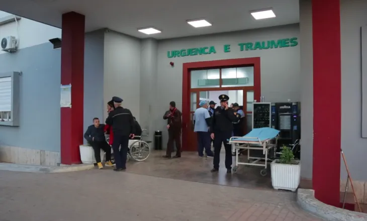 Në gjendje të dehur, 30-vjeçari plagos veten me thikë, përfundon me urgjencë në spital