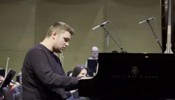 “Ne kemi vërtet shumë talente, po fillojmë të kemi infrastrukturën e duhur”/ Pianisti Kostandin Tashko debuton me orkestrën e Operës në koncert simfonik