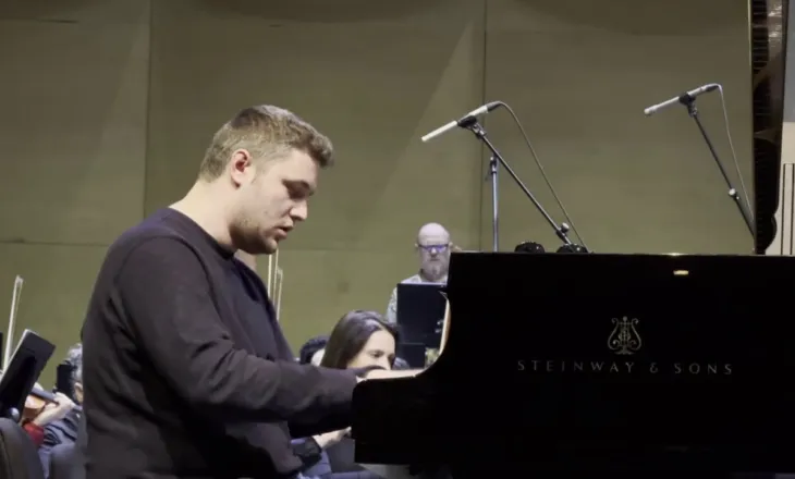“Ne kemi vërtet shumë talente, po fillojmë të kemi infrastrukturën e duhur”/ Pianisti Kostandin Tashko debuton me orkestrën e Operës në koncert simfonik