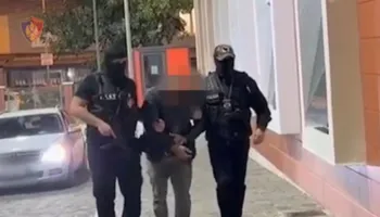 Në kërkim ndërkombëtar dhe i dënuar në Itali për prostitucion dhe plagosje, arrestohet në Belsh 81-vjeçari