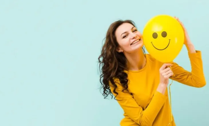 Në kërkim të lumturisë… Pse ndjekja obsesive e lumturisë shpesh na bën më pak të lumtur?