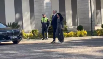 Në pritje të Asamblesë së PS-së, mbërrin Belinda Balluku