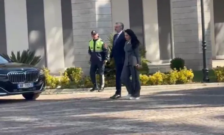 Në pritje të Asamblesë së PS-së, mbërrin Belinda Balluku