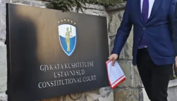 Në pritje të Kushtetueses, vazhdojnë përplasjet mes pushtetit dhe opozitës