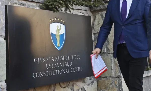 Në pritje të Kushtetueses, vazhdojnë përplasjet mes pushtetit dhe opozitës