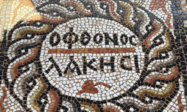Në qytetin antik 3-mijëvjeçar në Turqi zbulohet mozaiku me mbishkrimin “le të plasin ziliqarët”