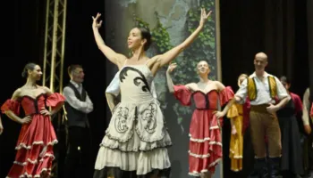 Në skenë “Lola”, një histori ku dashuria përballet me krenarinë, ndërsa fati të vë në provë me zgjedhjet më të vështira