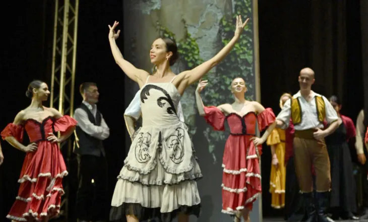 Në skenë “Lola”, një histori ku dashuria përballet me krenarinë, ndërsa fati të vë në provë me zgjedhjet më të vështira