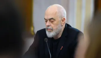 ‘Në Sofrën e Hënës’/ Kryeministri Rama promovon librin e tij të ri me fjalimet e mbajtura në iftare ndër vite