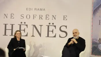 “Në Sofrën e Hënës”/ Kryeministri Rama zbulon arsyen pse nuk e botoi librin e tij gjatë Panairit: Autorë të tjerë e kanë atë moment më të rëndësishëm