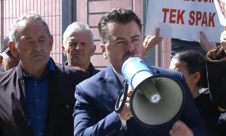 “Në vjedhjen e pronës, janë përfshirë zyrtarë të shtetit”/ Kapri i pranishëm në protestën e banorëve të Rrjollit