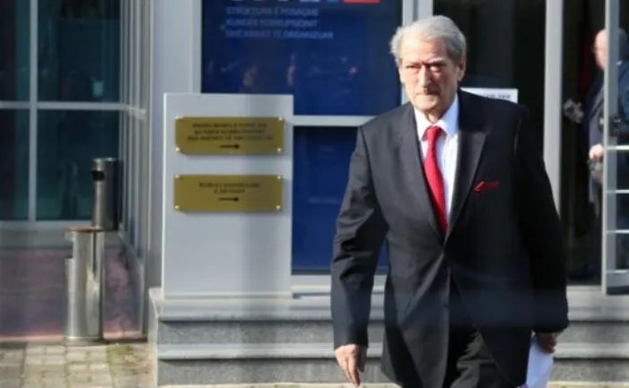 Në zbatim të masës “Detyrim paraqitje”, Sali Berisha paraqitet në SPAK