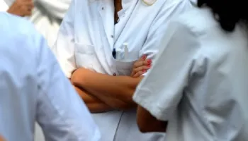 Nën hetim dy mjekë në Tiranë, vonuan trajtimin e një të miture dhe i dëmtuan shëndetin gjatë operacionit