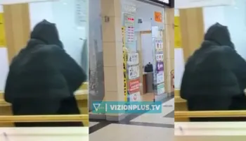 Nën kërcënimin e armës, momenti kur autori i maskuar grabit pikën e këmbimit valutor, mori 120 mijë lekë