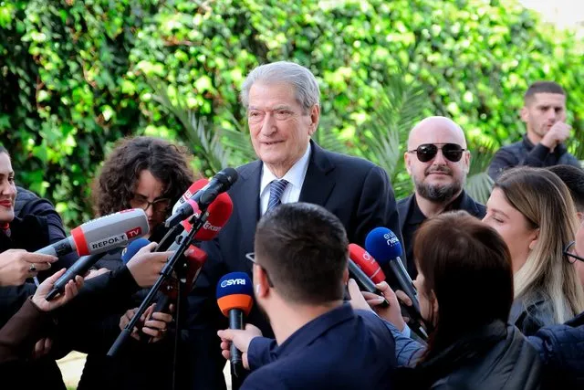 ‘Nëpër studio bërtiste burg, burg’, Berisha: Po u jep mundësi kriminelëve të arratisen