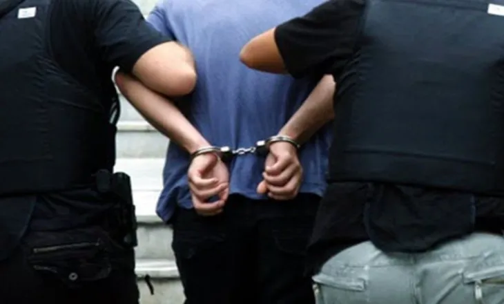 “Nëse nuk më jep paratë, do të të rrah”/ Kërcënoi 14-vjecarin, vihet në pranga riu shqiptar