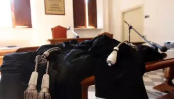 “Nëse nuk më jep paratë, do të të rrah”/ Kërcënoi për muaj me radhë një 14-vjecar, në pranga i riu shqiptar në Itali