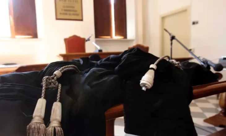 “Nëse nuk më jep paratë, do të të rrah”/ Kërcënoi për muaj me radhë një 14-vjecar, në pranga i riu shqiptar në Itali