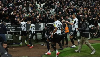 Newcastle me 10 lojtarë ndal Manchester United, vjen humbja e parë për Michael Carrick