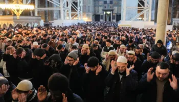 Nga lutja në konflikt: Myslimanët festojnë Bajramin e Madh, festimet e zbehura nga lufta (FOTO)