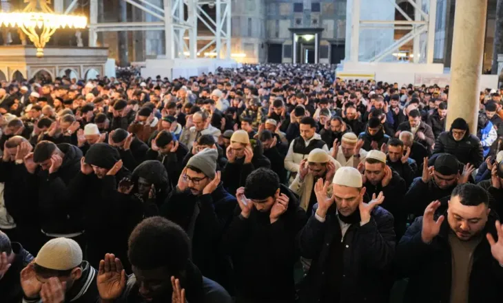 Nga lutja në konflikt: Myslimanët festojnë Bajramin e Madh, festimet e zbehura nga lufta (FOTO)
