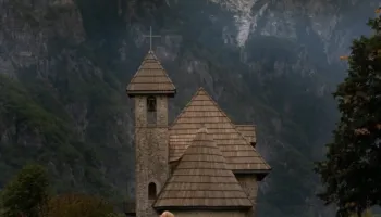 Nga malet e thepisura te brigjet e kristalta, Shqipëria në “lenten” e blogeres së udhëtimeve