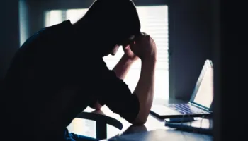 Nga ndihmë në makth: Pse AI po e rrit ngarkesën në vend që ta lehtësojë atë?