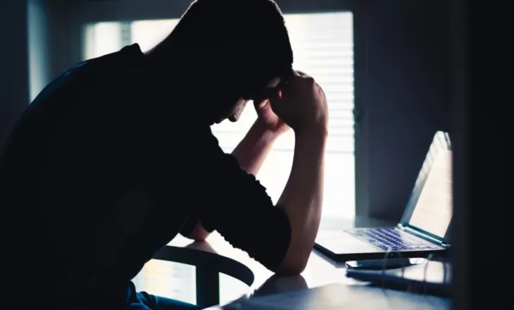 Nga ndihmë në makth: Pse AI po e rrit ngarkesën në vend që ta lehtësojë atë?