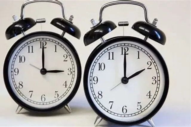 Nga nesër rikthehet ora verore, akrepat do të zhvendosen 60 minuta para