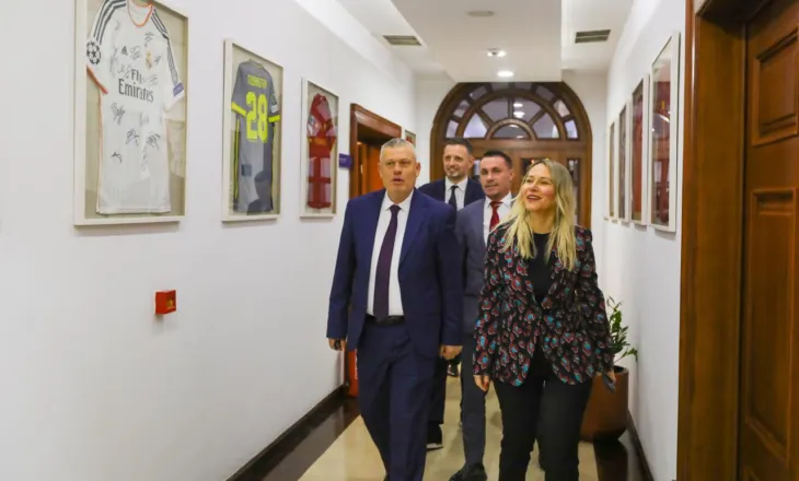 Nga pastrimi i kryeqytetit te rregullimi i varrezave, Prefekti i Tiranës Shkëlqim Hajdari takohet me kryetaren e komanduar të bashkisë Anuela Ristani