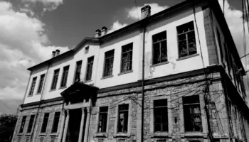 Nga vizita e Macron në Tiranë te drafti zyrtar, rilind pas rreth një shekulli Liceu Francez në Korçë