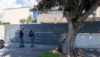 Ngjarja e rëndë në shtëpinë e futbollistit të Romës, flet mamaja e tij: Ma vendosën armën në fyt…