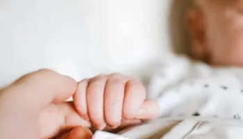 Ngjarja e rëndë/ Zbardhen detaje, foshnja 2 muajshe në gjendje të rëndë, mjekët tentativa për ta transportuar drejt…