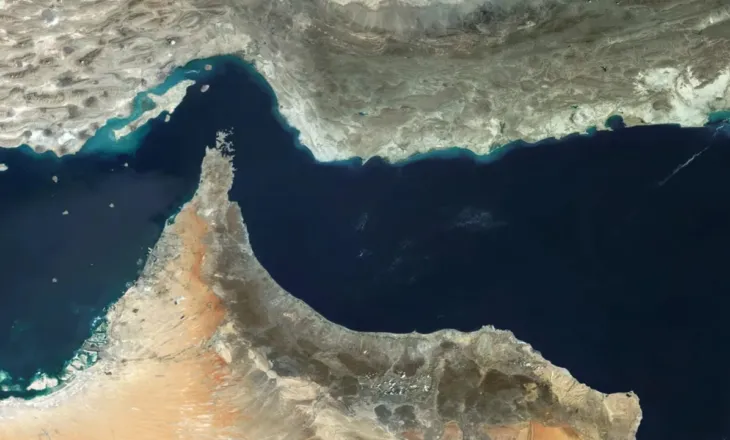 “Ngushtica e Hormuzit, e mbyllur vetëm për anijet nga SHBA-ja, Izraeli dhe Evropa”, Irani paralajmëron: Do të goditen nëse kalojnë