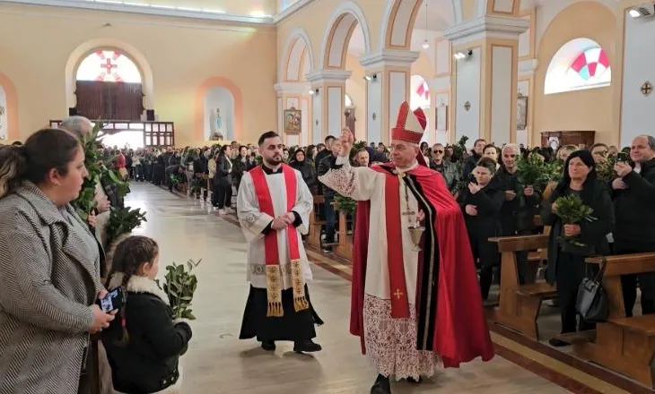 Nis javën e Pashkëve për katolikët, simbolika e të Dielës së Larit