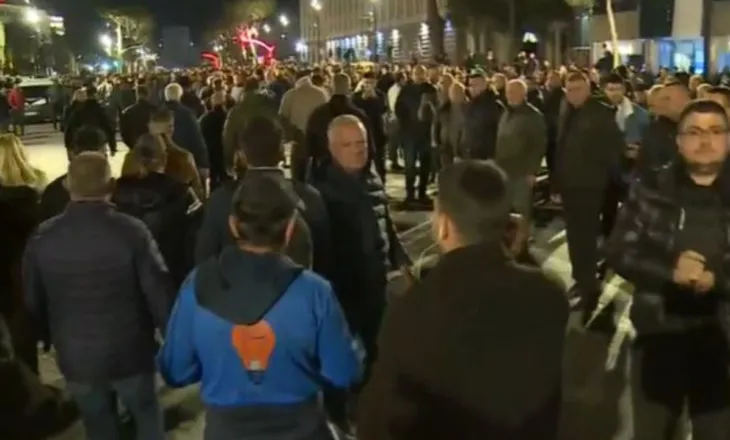 Nis me tensione protesta e opozitës përpara Kryeministrisë, shpërthejnë molotovët