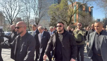 Nis protesta e opozitës dhe seanca plenare, Berisha dhe mbështetësit mbërrijnë në Parlament