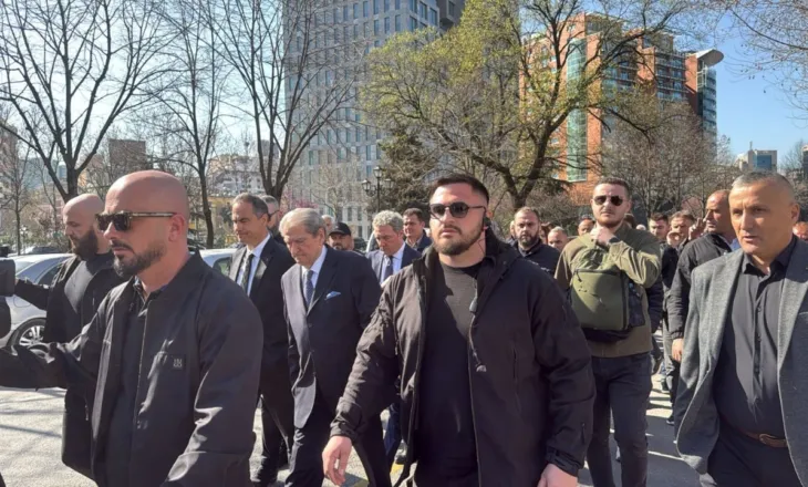 Nis protesta e opozitës dhe seanca plenare, Berisha dhe mbështetësit mbërrijnë në Parlament