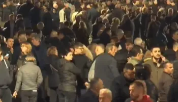 Nis protesta, qytetarët hedhin molotovë pranë lumit Lana