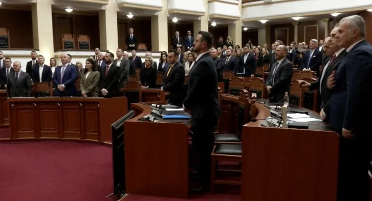 Nis seanca plenare në Kuvend, 1 minutë heshtje për Adem Jasharin dhe ish-deputetin Tomor Dosti