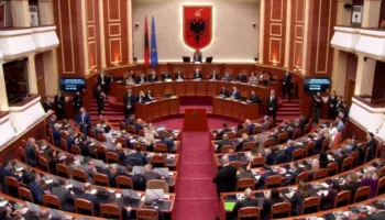 Nis seanca plenare/ Opozita me pankarta në sallë, jashtë protestë, mazhoranca pritet të rrëzojë kërkesën e SPAK për arrestimin e Ballukut