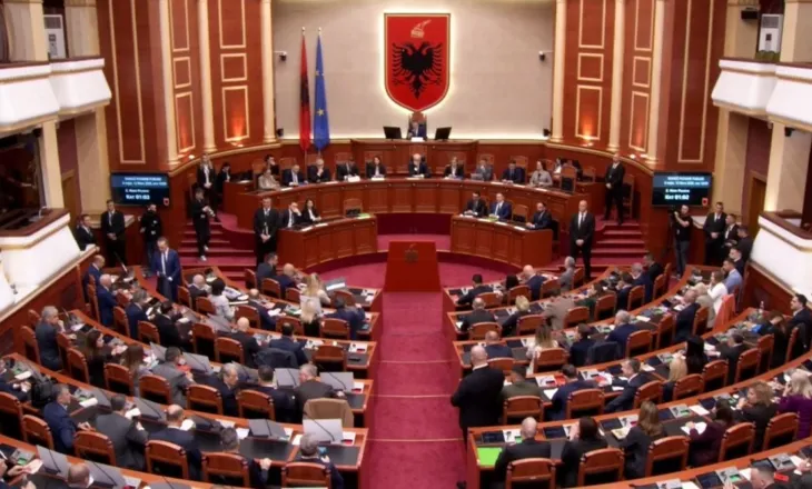 Nis seanca plenare/ Opozita me pankarta në sallë, jashtë protestë, mazhoranca pritet të rrëzojë kërkesën e SPAK për arrestimin e Ballukut